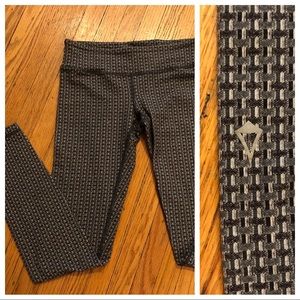 Ivivva Gray/black Herringbone leggings, size 10